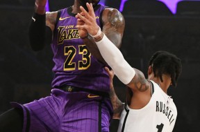 包含詹姆斯回归赛场，高光表现首场状态亮眼，篮网观众沸腾！的词条