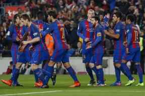 莱万多夫斯基连续七场比赛得分超过刷新纪录，C9不断突破！