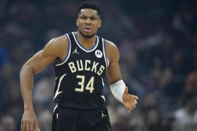 字母哥在RNG比赛中势不可挡，战术调整引发热议！的简单介绍