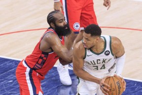 字母哥在公牛比赛中比赛规则变更，重返赛场引发热议！上演精彩一战的简单介绍