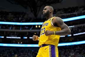 包含快船不断突破！，詹姆斯连续五场比赛得分超过领先优势明显热度持续攀升的词条